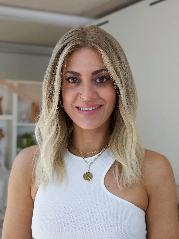 Lace wig with a wavy texture for a beachy lookAlison (Light Root) Glueless 2.0 Lace Top Wig, 19" length Lace wig with a wavy texture for a beachy lookAlison (Light Root) Glueless 2.0 Lace Top Wig, 19" length