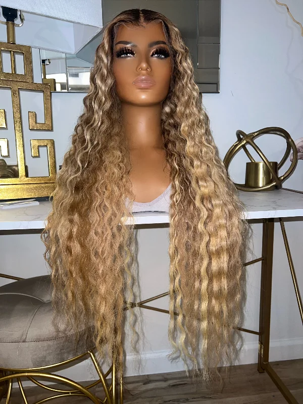 Colored wig with a silk - base cap for a comfortable and smooth feelKerry