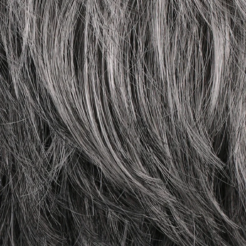 92 | Moonlight | A cool light flash front deepens naturally into a stormy midnight shade toward the nape. A trendy ombre look.