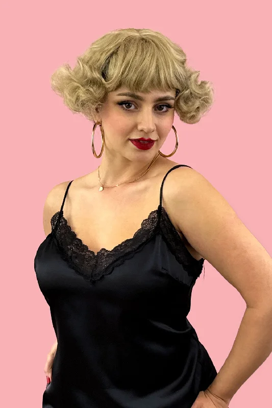 Heat - resistant wavy wig for easy styling at homeA short blonde vintage style wig with waves: Joy Heat - resistant wavy wig for easy styling at homeA short blonde vintage style wig with waves: Joy
