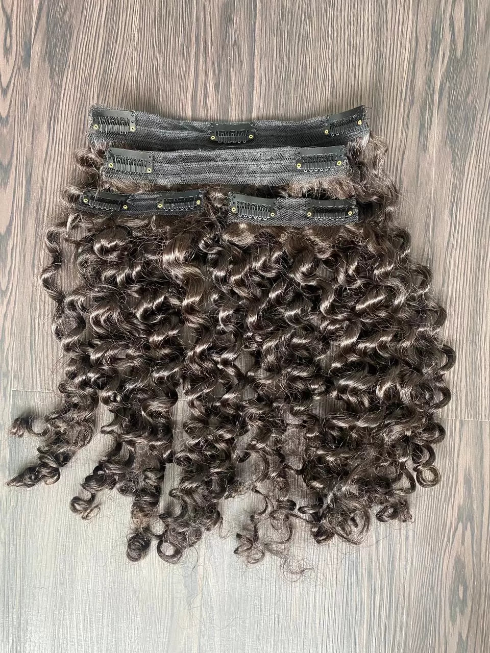 Wavy wig with a natural - looking root for a more realistic lookCurly Clip-In Hair Extensions- Set of 4 Wavy wig with a natural - looking root for a more realistic lookCurly Clip-In Hair Extensions- Set of 4