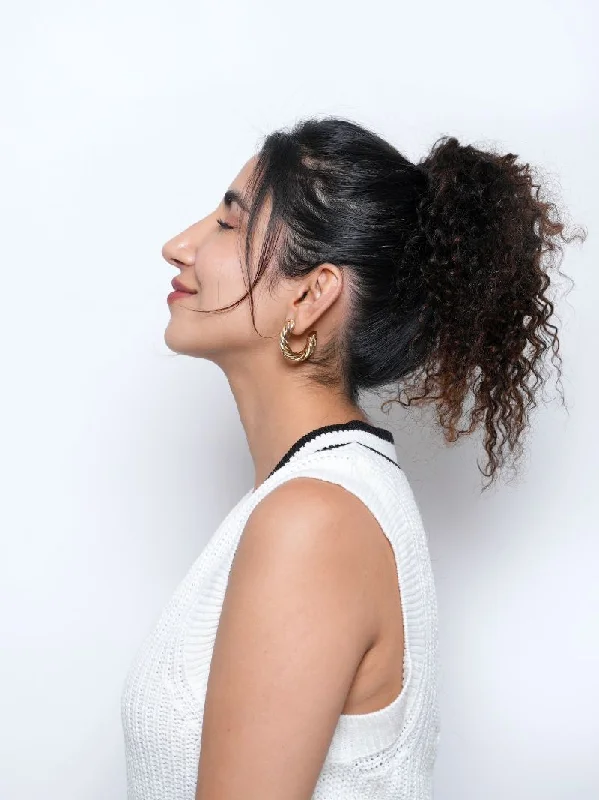 Wavy wig in a chocolate - brown color for a rich and warm appearanceCurly Hair Topknot Extensions – Wrap Around Wavy wig in a chocolate - brown color for a rich and warm appearanceCurly Hair Topknot Extensions – Wrap Around