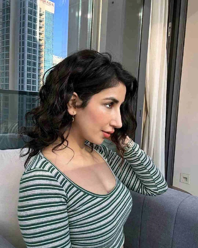 Body - wave wig with a full and voluminous lookHalf Wig- Straight and Wavy | NH