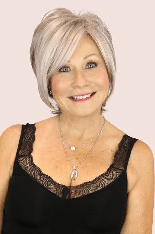 Short wig with a gradient color for a modern and stylish appearanceKelly (short wig) Short wig with a gradient color for a modern and stylish appearanceKelly (short wig)